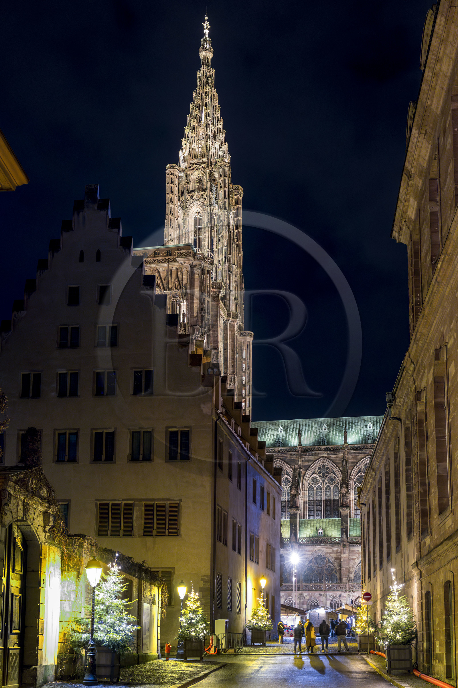France, Bas-Rhin (67), Strasbourg, vieille ville classée au Patrimoine Mondial de l'UNESCO, la cathédrale Notre-Dame, la tour octogonale surmontée de sa flèche au bout de la rue de Rohan