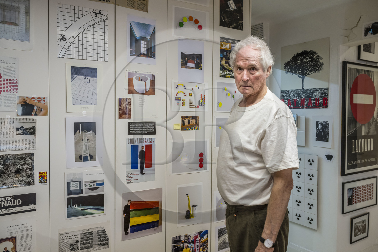 France, Paris (75), l'artiste plasticien Jean-Pierre Raynaud dans son appartement atelier