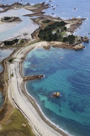 France, Cotes-d'Armor, Cote d'Ajoncs, Penvenan, Illiec Island also called Ziliec, shingle ridge which connects it to the islands of Baellanec and Ozac'h, the island was owned by the aviator Charles Lindberg from 1934 to 1970 and was then bought by the family Heidsieck (aerial view)