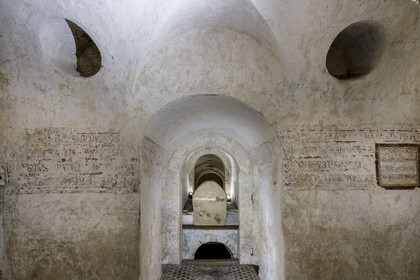 France, Yonne (89), Auxerre, l'église abbatiale de l'abbaye Saint-Germain, la confession dans la crypte, le sarcophage de Germain dans ce qui reste de l'oratoire du Ve siècle