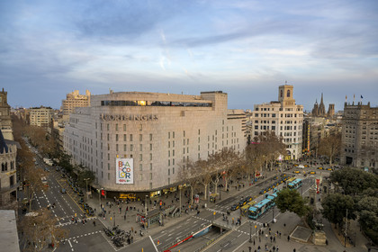 Espagne, Catalogne, Barcelone, quartier de l'Eixample, la place de Catalogne (placa de Catalunya), le grand magasin El Corte Ingles