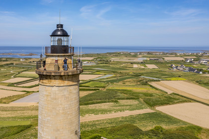 France, Finistère (29), Iles du Ponant, Ile de Batz, le phare mis en service en 1836 surplombe les champs de l'Ile (vue aérienne)