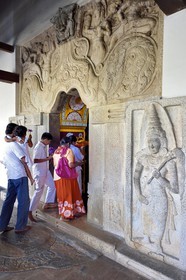 Sri Lanka, center province, Kandy, Temple of the Buddha Tooth (Sri Dalada Maligawa), entry hall and people bringing offerings
