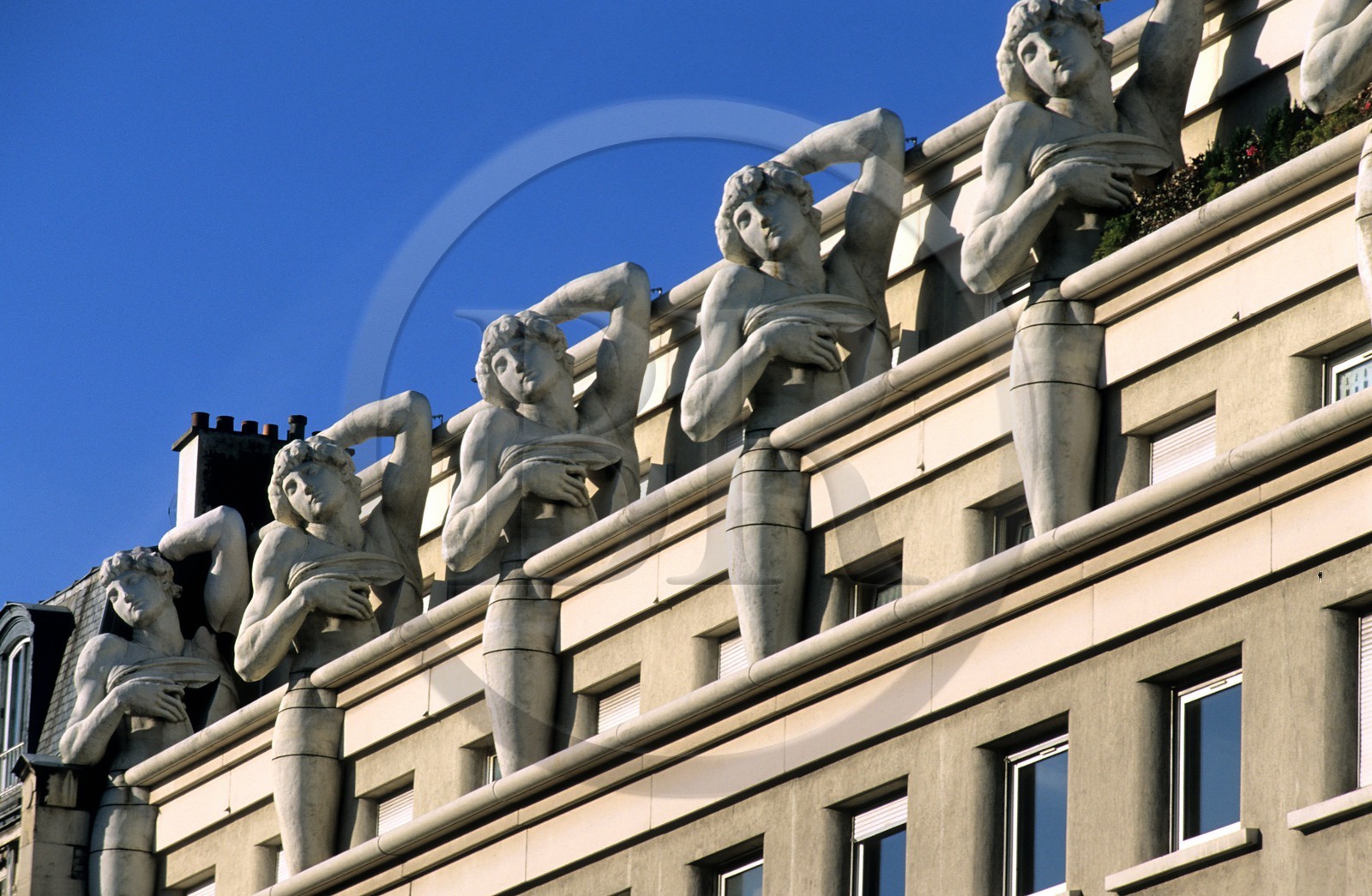 France, Paris (75), immeuble a l' angle de l' avenue Daumesnil et de la rue de Rambouillet France, Paris (75), immeuble a l' angle de l' avenue Daumesnil et de la rue de Rambouillet