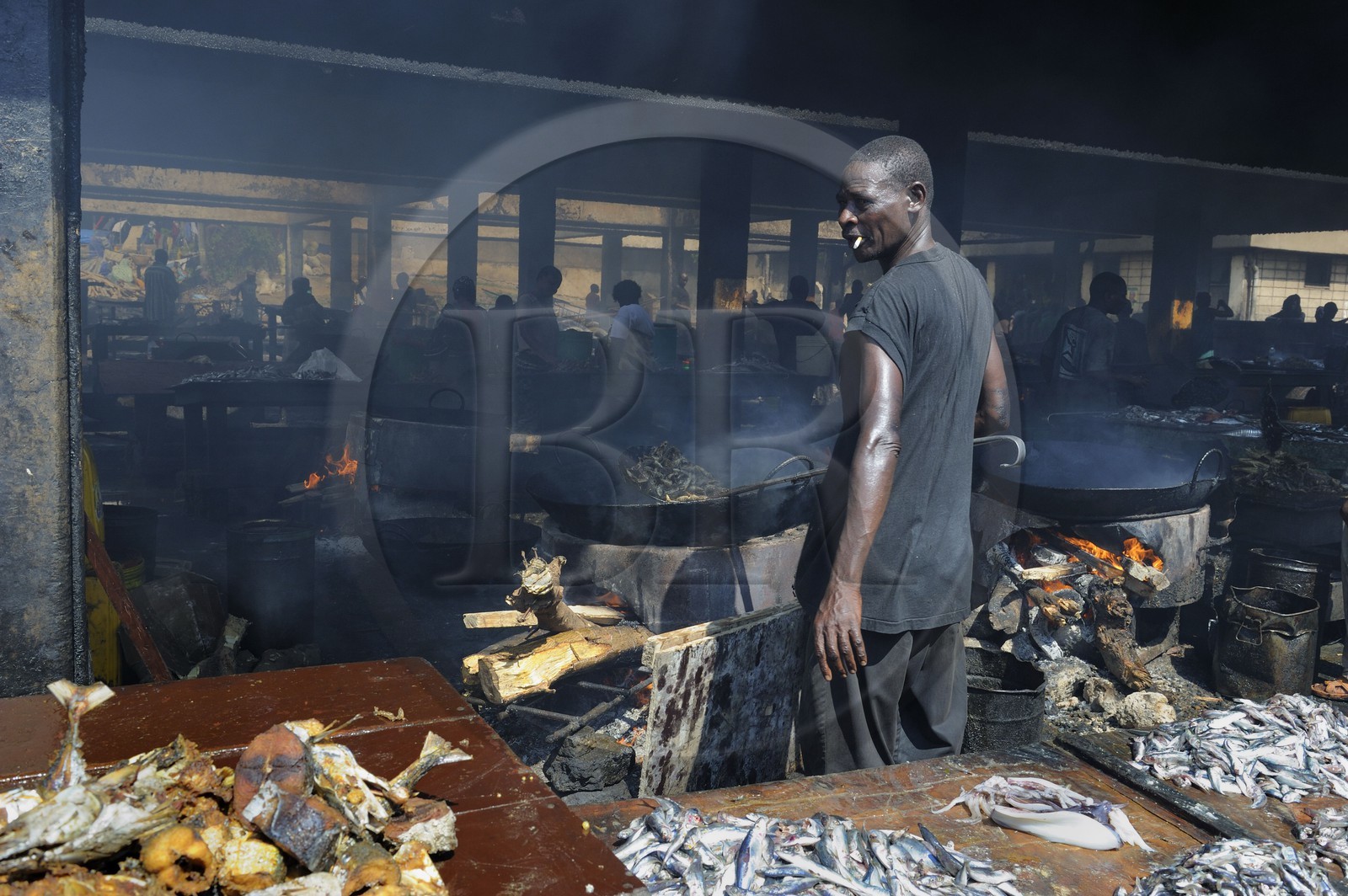 Tanzanie, Dar es-Salaam, marché aux poissons de Kivukoni, on fait frire les poissons dans des vasques métalliques abondamment remplies d'huile avant de le revendre à travers la ville