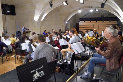 France, Charente-Maritime (17),  Saintonge, Saintes, Abbaye aux Dames - la cité musicale, répétitions de concert du Jeune Orchestre de l'Abbaye dirigé par le chef Christopher Coin, orchestre en formation Master en liaison avec l'université de Poitier, un musicien joue du Serpent (un instrument de musique à vent) au premier plan