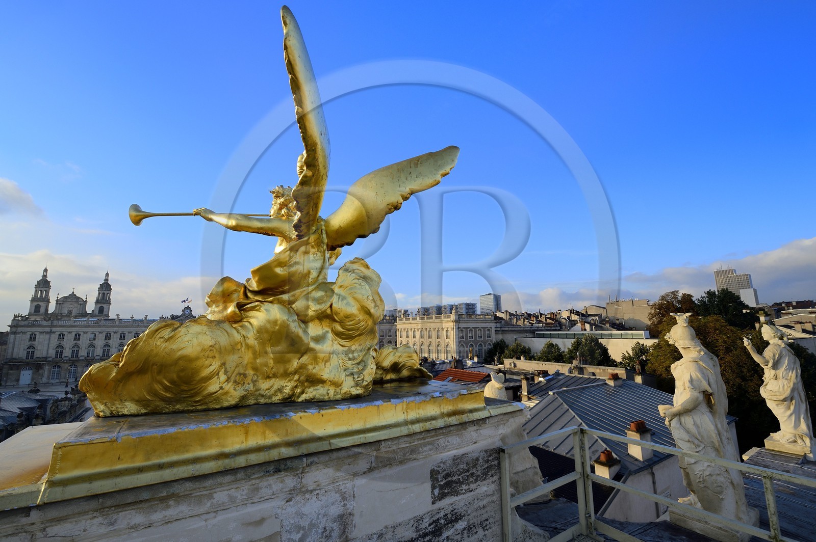 France, Meurthe-et-Moselle (54), Nancy, place Stanislas (ancienne Place Royale) construite par Stanislas Leszczynski, roi de Pologne et dernier duc de Lorraine au XVIIIe siècle, classée Patrimoine Mondial de l'UNESCO, l'Arc de Triomphe (la Porte Héré)