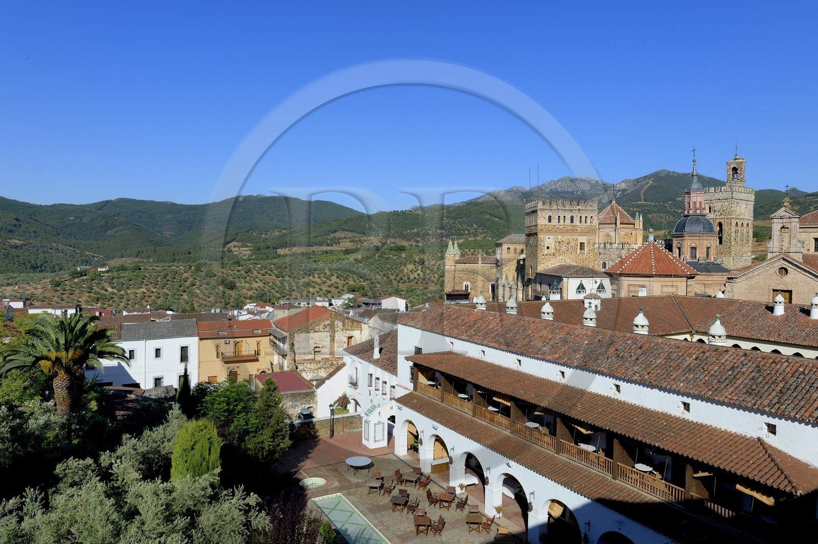 Espagne, Estremadure, Guadalupe, monastère royal de Santa Maria de Guadalupe classé Patrimoine mondial de l'UNESCO et le Parador de tourisme ancien hopital de Saint-Jean-Baptiste (San Juan Bautista hospital) au premier plan