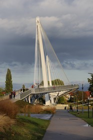 France, Bas-Rhin (67), Strasbourg, la Passerelle Mimram sur le Rhin et le Jardin des Deux Rives du côté français