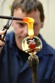 France, Moselle (57), Saint-Louis-les-Bitche, la Cristallerie Saint-Louis, façonnage d'un élément de cristal chaud, une des nombreuses étapes de la réalisation d'une boule presse-papiers