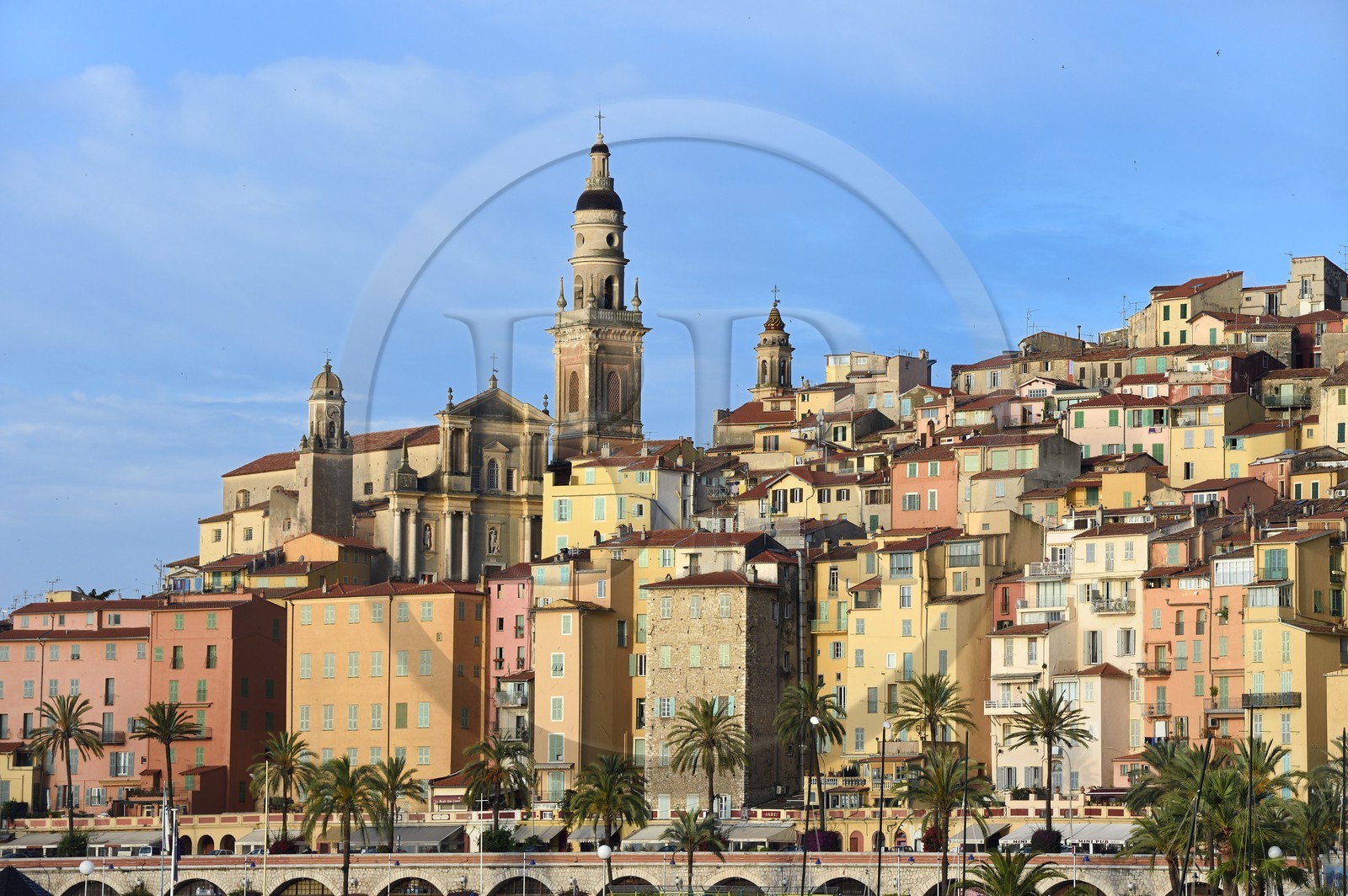 France, Alpes-Maritimes (06), Menton, la vieille ville dominée par la Basilique Saint Michel