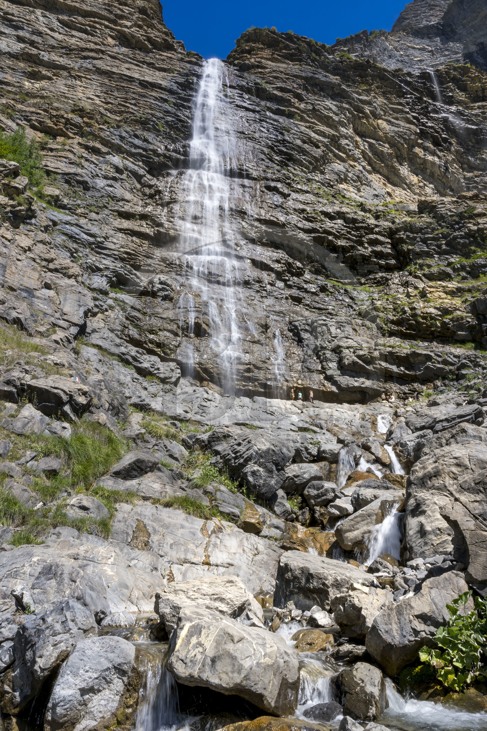 France, Hautes Alpes (05), Chateauroux-les-Alpes, randonneurs au pied de la cascade de la Pisse dans la vallée du Rabioux aux portes du Parc national des Écrins