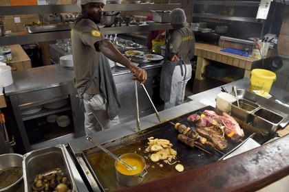 Namibie, région de Khomas, Windhoek, le restaurant Joe's Beerhouse, cuisines ouvertes pour les grillades