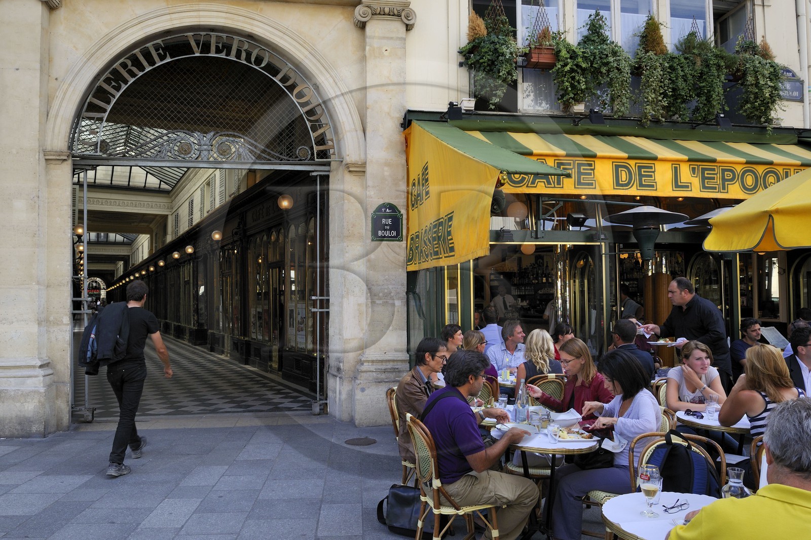 France, Paris (75), Galerie Vero-Dodat entre la rue Jean-Jacques-Rousseau et la rue du Bouloi, entrée rue du Bouloi et le restaurant le Cafe de l'Epoque