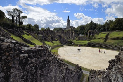 France, Charente-Maritime (17),  Saintonge, Saintes, amphithéâtre gallo-romain appelé localement les Arènes de Saintes, sa construction commence sous le règne de Tibère et s'achève sous le règne de Claude, vers 40 après JC, 127 mètres de long sur 102 de large, il pouvait accueillir près de 15 000 spectateurs, la basilique Saint-Eutrope en arrière plan