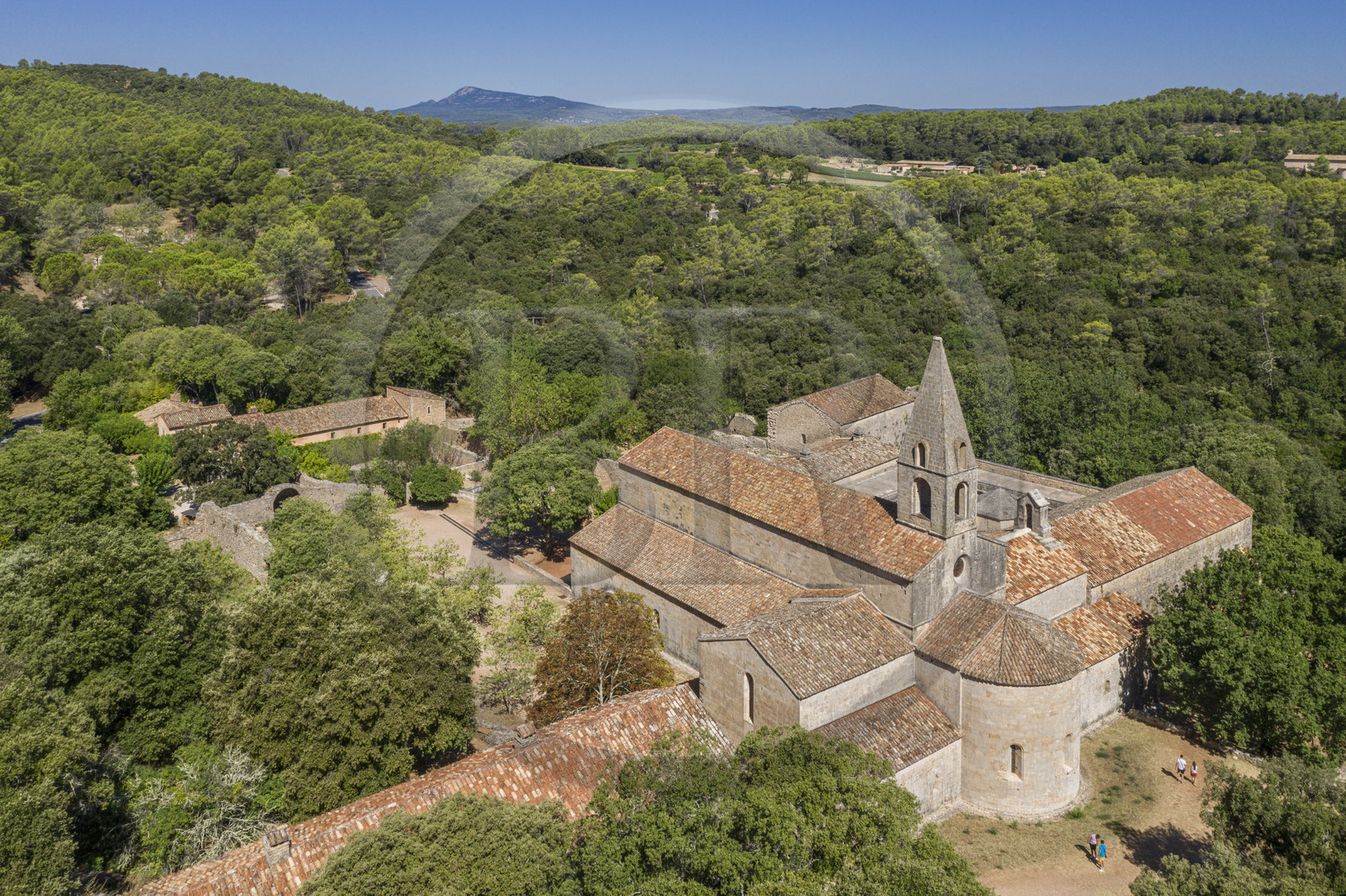 France, Var (83), Le Thoronet, abbaye cistercienne du XIIe siècle (vue aérienne)