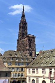 France, Bas-Rhin (67), Strasbourg, vieille ville classée au Patrimoine Mondial de l'UNESCO, la cathédrale Notre-Dame et le musée Historique en premier plan à droite