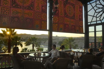 Egypte, Haute Egypte, Nubie, vallée du Nil, Assouan, la terrasse de l'hotel Old Cataract qui surplombe le Nil
