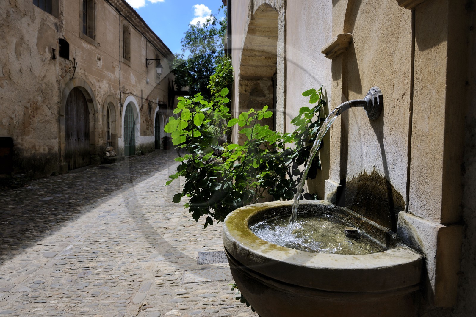 France, Hérault (34), Villeneuvette, ancienne manufacture royale, la Grand-Rue et ses batiments du 17ème siècle