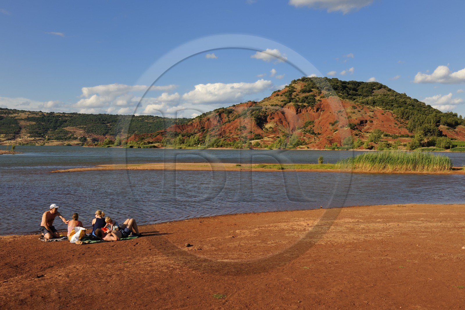 France, Hérault (34), terre rouge des bords du lac de Salagou