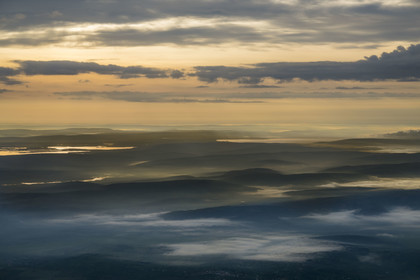 Rwanda, Province de l'Est, le Pays des mille collines dans les brumes du petit matin (vue aérienne)