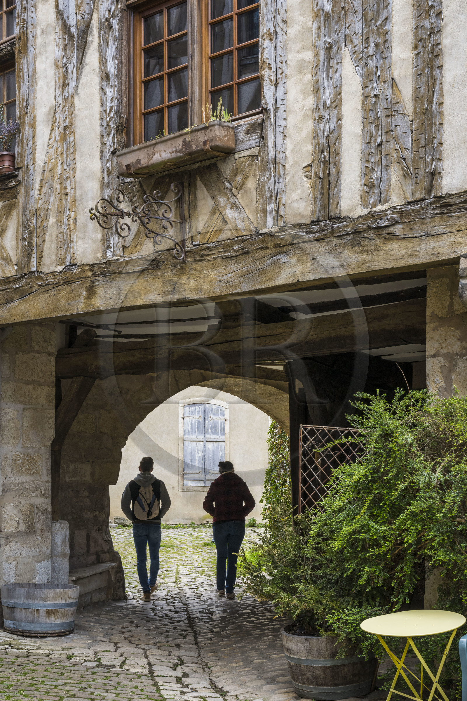France, Yonne (89), Noyers-sur-Serein, labellisé Les Plus Beaux Villages de France, maison à pans de bois place de la Petite Etape au Vins