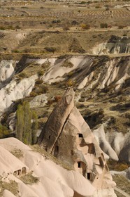 Turquie, Anatolie Centrale, province de Nevsehir, Cappadoce classée Patrimoine Mondial de l'UNESCO, la vallée des Piegeonniers (Güvercinlik Vadisi) au village d' Uçhisar, cheminée de fée aménagée en habitation