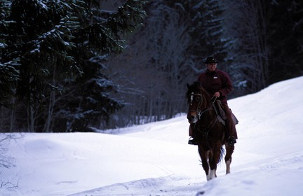 Suisse, région de Bern (Oberland Bernois), Saanenland, Gstaad, postier à cheval effectuant sa tournée dans la neige