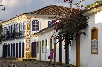 Brésil,  Etat de Rio de Janeiro, Paraty, ville coloniale fondée en 1667 pour exporter l'or brésilien, maisons traditionelles dans les rues pavées (Route de l'or, Estrada Real)
