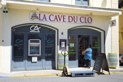 France, Dordogne (24), Périgord Pourpre, Beaumont-du-Périgord, distributeur de billets du Crédit Agricole et magasin spécialisé dans la vente de vin
