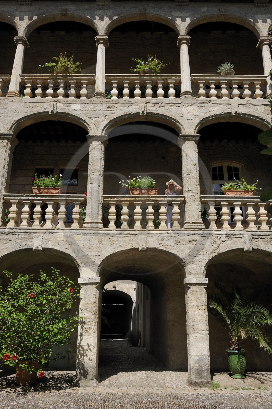 France, Hérault (34), Pézenas, Hôtel d'Alfonse du 17éme siècle rue Conti où Molière et sa troupe donnèrent «le Médecin Volant», la seconde cour possède une galerie haute sur portique ouverte sur le jardin par une rangée d' arcades sur trois niveaux