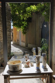 France, Gard (30), région du Pays d'Uzège, Saint-Quentin-la-Poterie, Christine Carotenuto à l'atelier de poterie Les Animals
