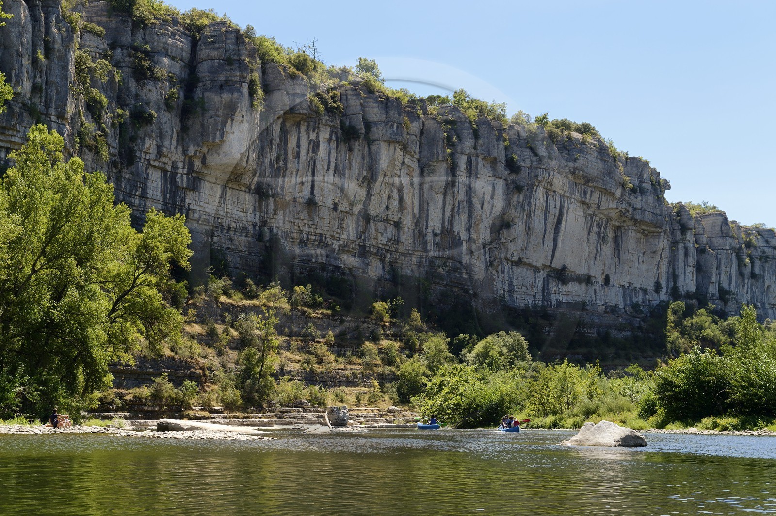 France, Ardèche (07), Ruoms, kayaks descendant la rivière Ardèche dans les défilés de Ruoms à Pradons, le cirque de Giens