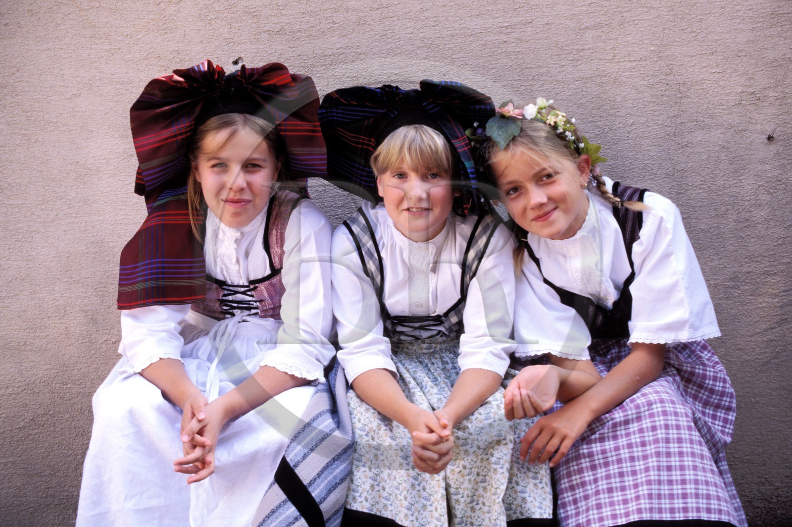 France, Haut-Rhin (68), la fête du vin à Eguisheim, labellisé Les Plus Beaux Villages de France, jeunes filles en costume et coiffe alsacienne