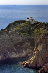 France, Var (83), Iles d'Hyères, Parc national de Port Cros, Ile du Levant, zone militaire, le phare du Titan et le port du Titan à ses pieds au Cap du Pauvre Louis