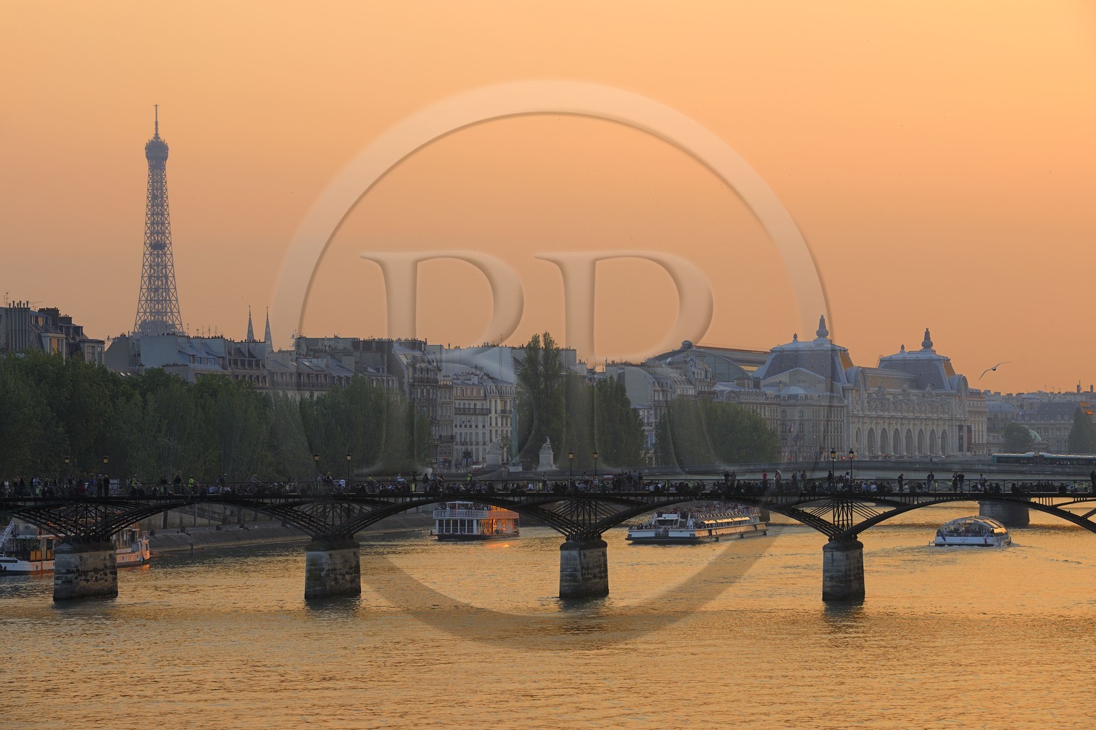 France, Paris (75), les rives de la Seine, classées Patrimoine Mondial de l'UNESCO, passerelle des Arts, tour Eiffel et musée d'Orsay sur la  rive gauche