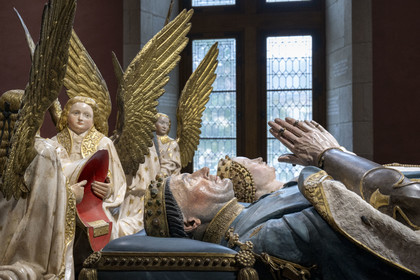 France, Côte-d'Or (21), Dijon, zone classée Patrimoine Mondial de l'UNESCO, Musée des Beaux-Arts dans l'ancien palais des ducs de Bourgogne, salle des tombeaux, gisants du cénotaphe du duc de Bourgogne Jean sans Peur et de Marguerite de Bavière