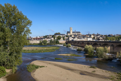 France, Nièvre (58), Nevers, la Loire en aval du Pont de la Loire et la cathédrale Saint-Cyr-et-Sainte-Julitte en arrière plan (vue aérienne)