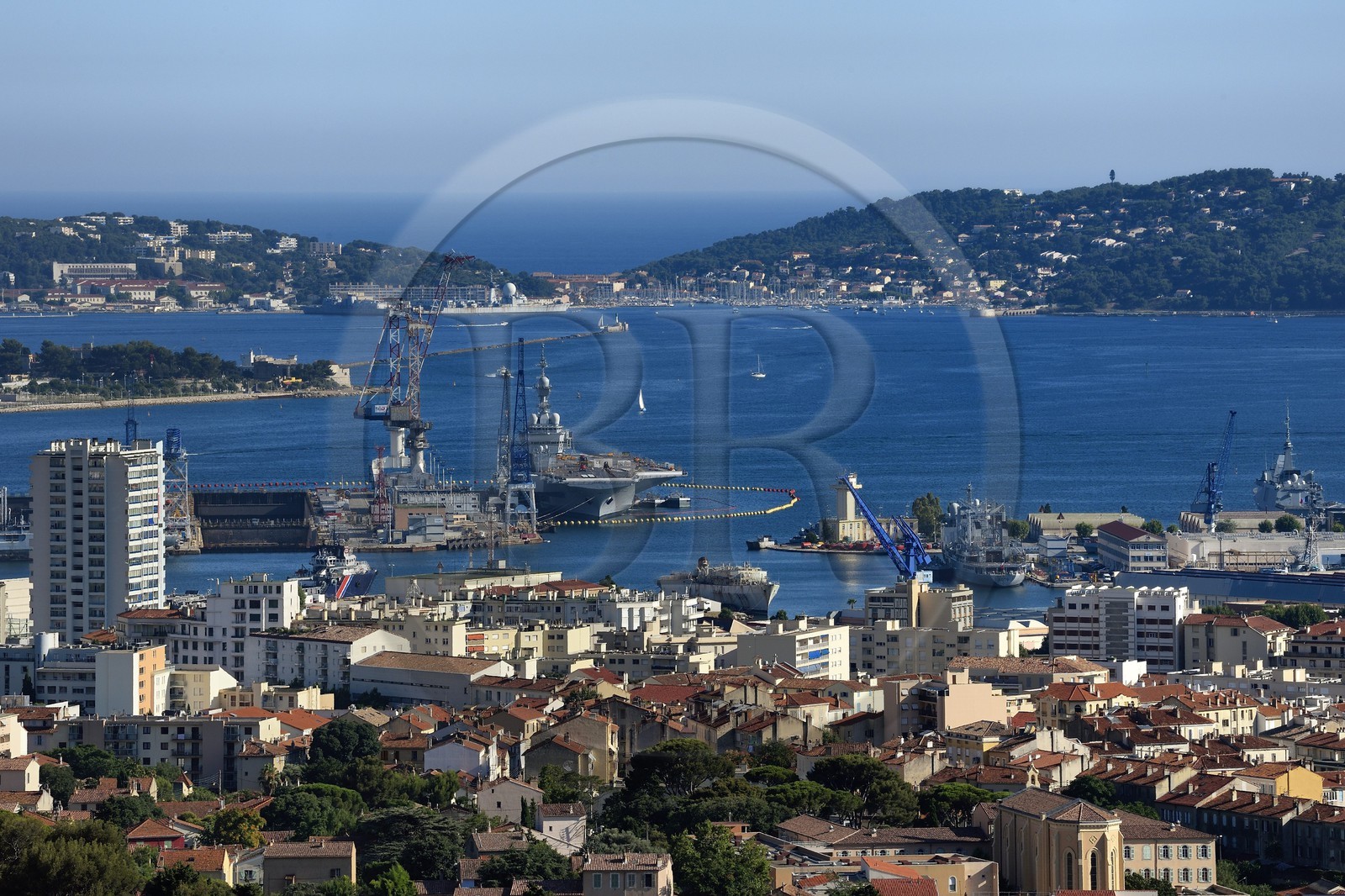 France, Var (83), Toulon, la rade et la base navale depuis le Mont Faron, la grande digue et la presqu'Ile de Saint-Mandrier en arrière plan