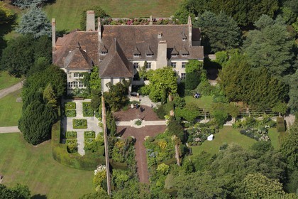 France, Seine-Maritime (76), Varengeville-sur-Mer, manoir du domaine Le Bois des Moutiers (vue aérienne)