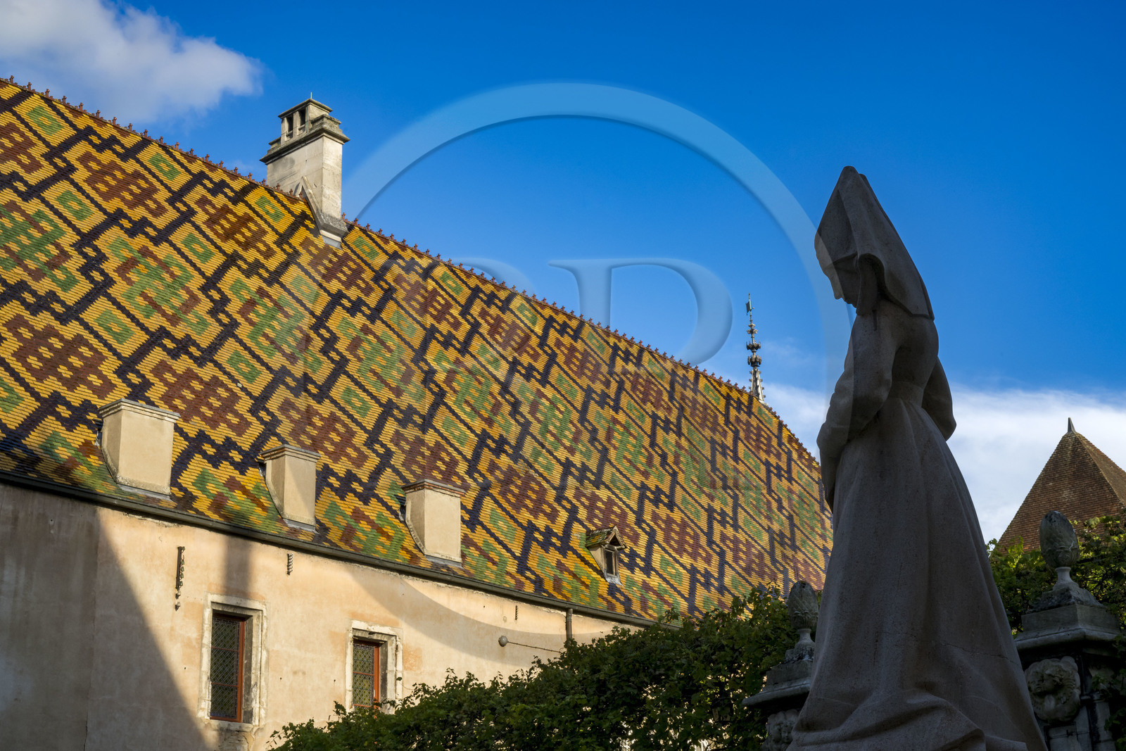 France, Côte-d'Or (21), Beaune, zone classée Patrimoine Mondial de l'UNESCO, Hospices de Beaune, l'Hôtel-Dieu, cour des Fondateurs, statue de Guigone de Salins qui créa les hospices avec son mari Nicolas Rolin