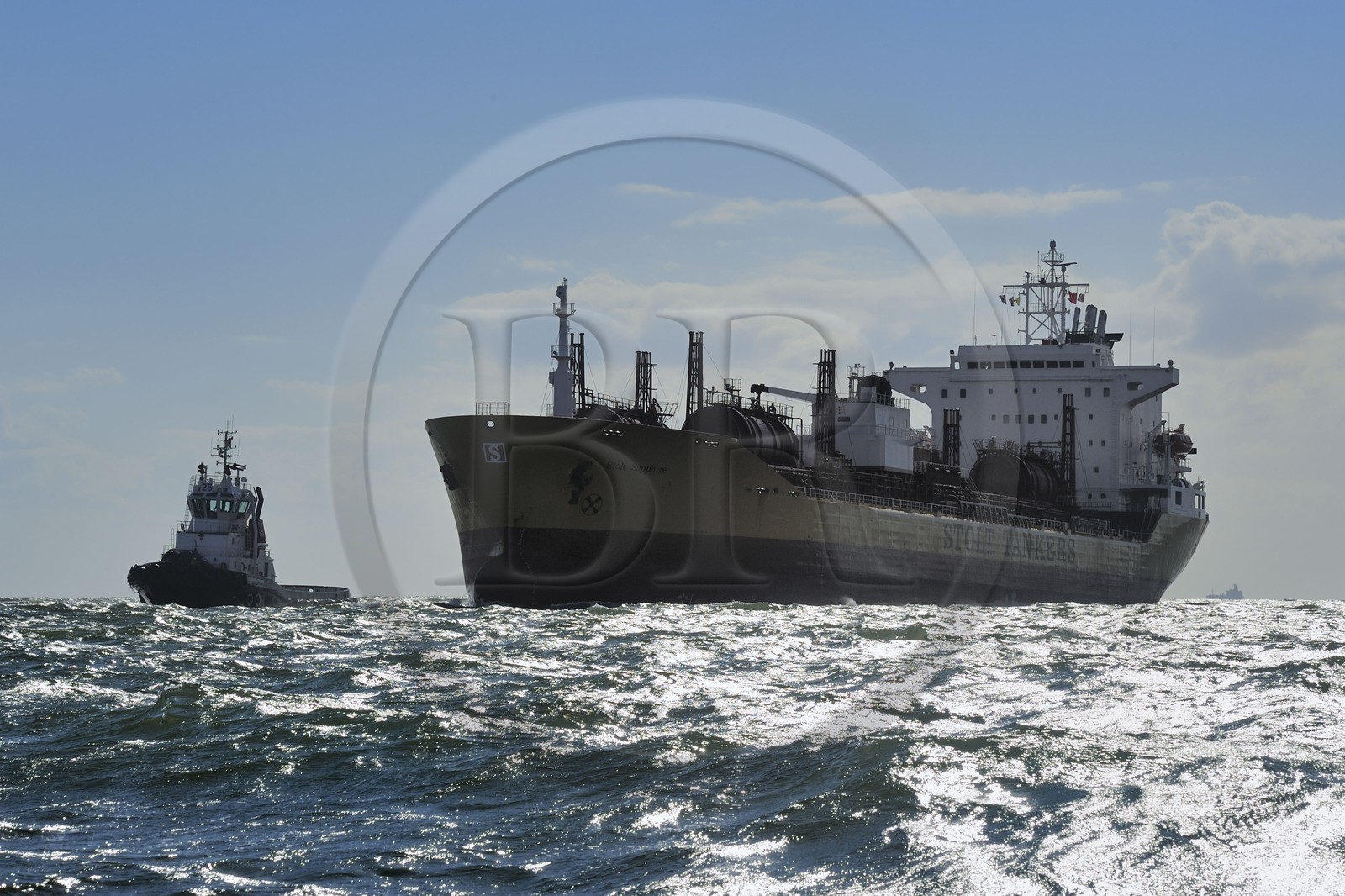 France, Seine-Maritime (76), Le Havre, le Navire-citerne Stolt Sapphire arrive au port accompagné de remorqueur et du bateau pilote