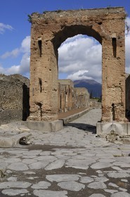 Italie, Campanie, Pompei, site archéologique classé Patrimoine Mondial de l'UNESCO, le Forum, arcs Commémoratifs