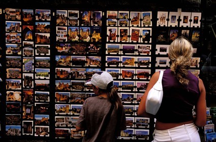 France, Aude (11), Carcassonne, vente de cartes postales de la région dans la cité