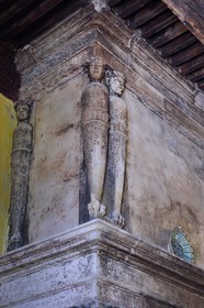 France, Vaucluse (84), Parc Naturel Regional du Luberon, Lourmarin, labellisé Les Plus Beaux Villages de France, le chateau des XVè et XVIè siècles Renaissance, salle de reception (sallestre-salle à être), cheminée Renaissance avec sculptures à têtes d'indiens couronnées de plumes