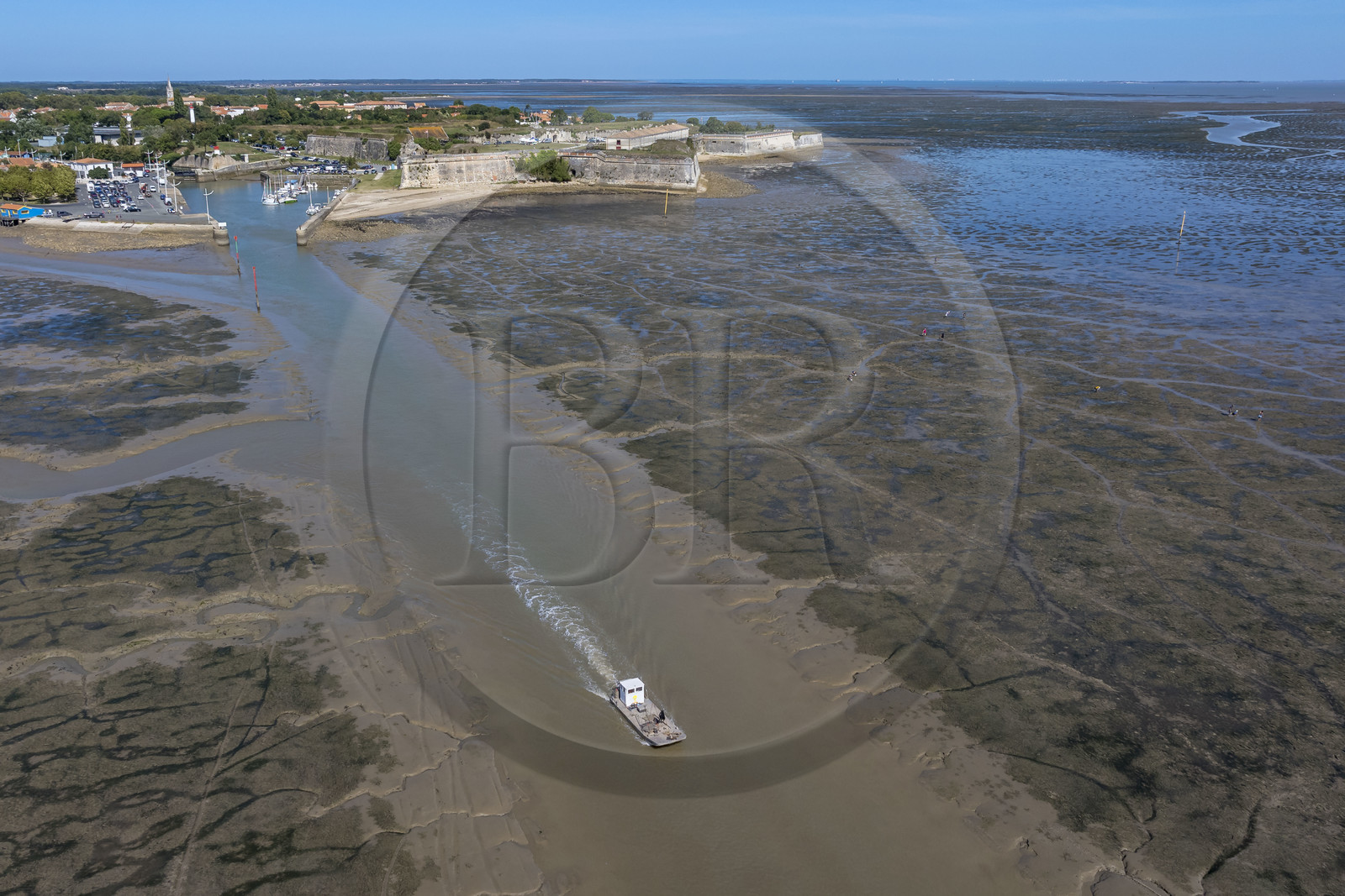France, Charente-Maritime (17), Ile d'Oléron, le Chateau-d'Oléron, bateau ostréicole dans le chenal de sortie du port à marée basse et pecheurs à pied sur l'estran (vue aérienne)