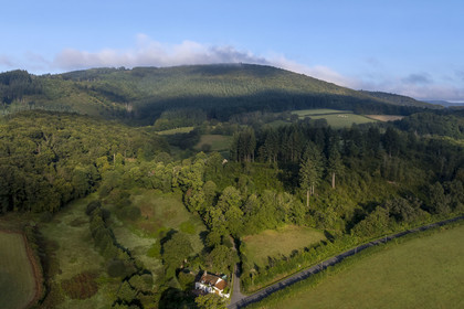 France, Saône-et-Loire (71), parc naturel régional du Morvan, Saint-Léger-sous-Beuvray, le mont Beuvray sur lequel se trouve l'oppidum de Bibracte, capitale du peuple celte des Éduens (vue aérienne)