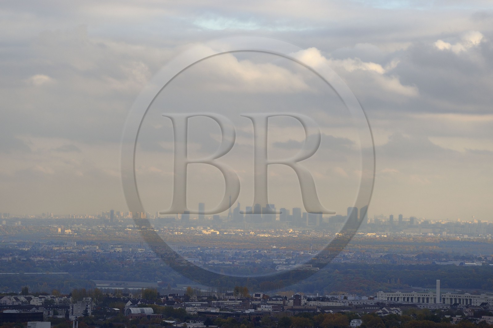 France, Val-d'Oise (95), champs avec Paris et la Défense en arrière plan (vue aérienne)
