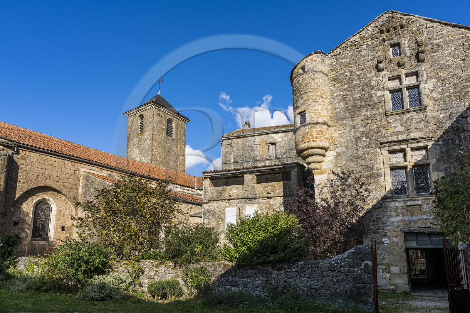 France, Aveyron (12), Causses et les Cévennes, paysage culturel de l'agro-pastoralisme méditerranéen, classés Patrimoine Mondial de l'UNESCO, Sainte-Eulalie-de-Cernon, la Commanderie Templière puis commanderie hospitalière de l'ordre de Saint-Jean de Jérusalem, l'échauguette sur l'aile Renaissance datée de 1648 dans la cour intérieure de la commanderie