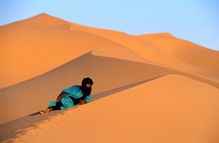 Libye, région du désert, Le Fezzan (Sahara), Touareg dans les dunes de l'erg de Mourzouk